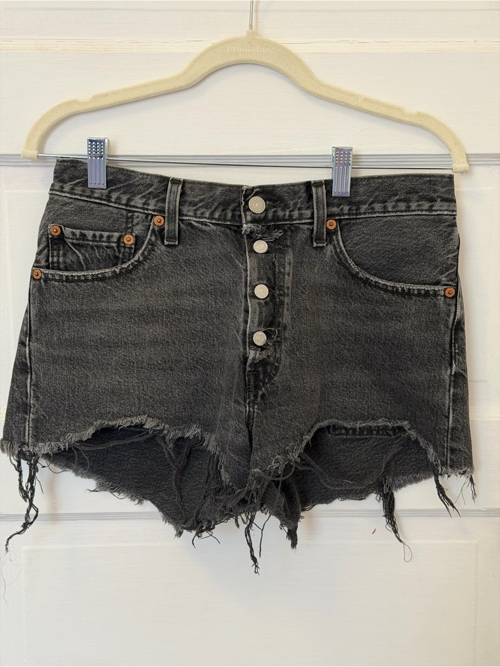 Levi's Black Washed Button-Front Distressed Denim 501 Shorts - Picture 1 of 4